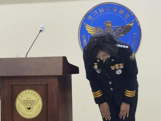 강은미 화성동탄경찰서장이 지난 5월 28일 경기남부경찰청에서 기자회견을 열고 '동탄 납치 살인 사건'의 안일한 수사 대처에 대해 사과하고 있다. 뉴시스