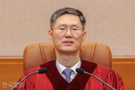 그는 고교 때 일치감치 ‘법으로 사회 문제를 해결해보자’고 마음먹었다. 사진은 헌법재판소장 권한대행 당시 헌재 대심판정에 앉아있는 문 전 재판관. 한국일보 자료사진