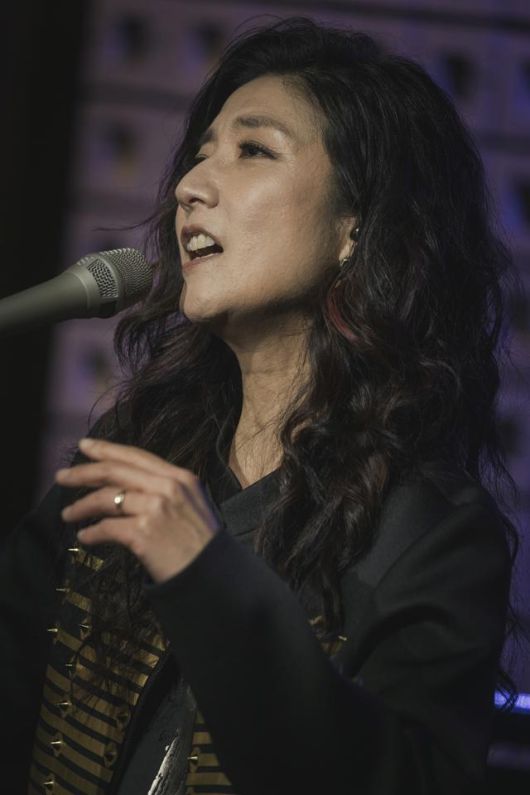 지난해 5월 전북 군산시의 재즈 클럽 머디에서 공연하는 재즈 가수 말로. JNH뮤직 제공