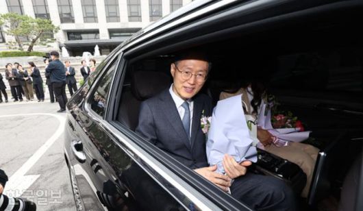 문 전 재판관은 올해 4월 18일 헌법재판관 임기 6년을 마쳤다. 당시 퇴임식을 마친 문 전 재판관이 직원들의 환송을 받으며 헌법재판소를 떠나고 있다. 한국일보 자료사진