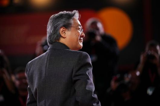 박찬욱 감독이 29일 이탈리아 베니스 리도섬의 살라 그란데에서 열린 제82회 베니스국제영화제 '어쩔수가없다' 공식 상영회를 앞두고 사진 촬영에 응하고 있다. 베니스=AP 연합뉴스