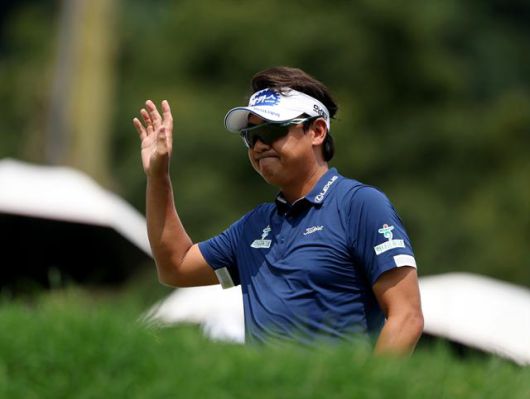 박상현이 31일 경기 광주시 강남300 컨트리클럽에서 열린 KPGA 투어 동아회원권그룹 오픈 4라운드 1번 홀에서 갤러리에게 인사하고 있다. KPGA 제공