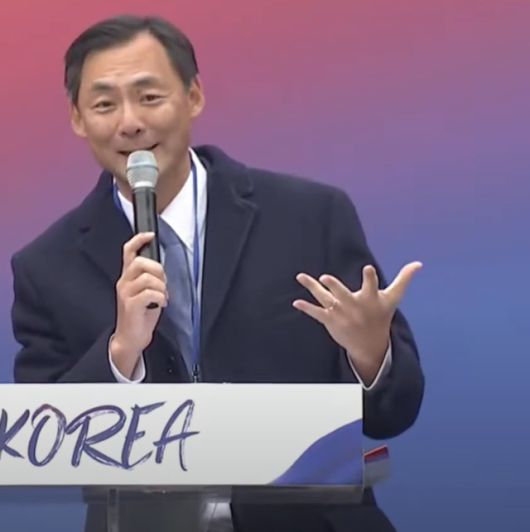 부정선거 음모론을 퍼뜨려온 모스 탄 미국 리버티대 교수가 지난 3월 1일 여의도에서 열린 세이브코리아의 '국가비상기도회'에서 윤석열 전 대통령의 '12·3 불법 비상계엄'이 정당했다는 취지의 발언을 하고 있다. CHTV 유튜브