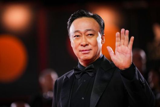 배우 이성민이 지난달 29일 이탈리아 베니스에서 열린 제82회 베니스국제영화제에서 박찬욱 감독의 영화 '어쩔수가없다' 포토콜 행사에 참석해 포즈를 취하고 있다. 베니스=AP 뉴시스