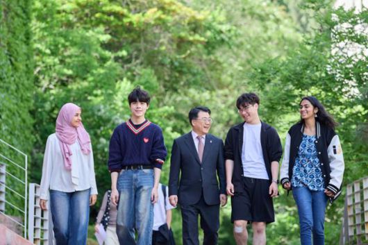 전민현(왼쪽 세 번째) 인제대 총장이 학생들과 대화를 나누고 있다. 인제대 제공