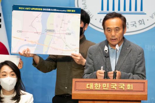 박창근 가톨릭관동대교수·대한하천학회장이 지난 2022년 9월 21일 서울 여의도 국회 소통관에서 열린 '낙동강 주변 공기 중 남세균 독소 조사 결과 발표' 기자회견에서 발언을 하고 있다. 이날 회견에서는 낙동강에서 검출된 남세균(녹조) 독소인 마이크로시스틴이 강물에서뿐만 아니라 낙동강 주변 공기에서도 에어로졸 형태로 확산되고 있다고 발표했다. 고영권 기자