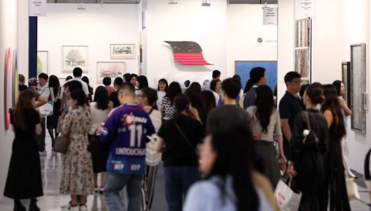3일 서울 강남구 코엑스에서 열린 국내 최대 규모의 아트페어 키아프 서울 2025 VIP 프리뷰 데이를 찾은 관람객들이 전시장을 둘러보고 있다. 뉴스1