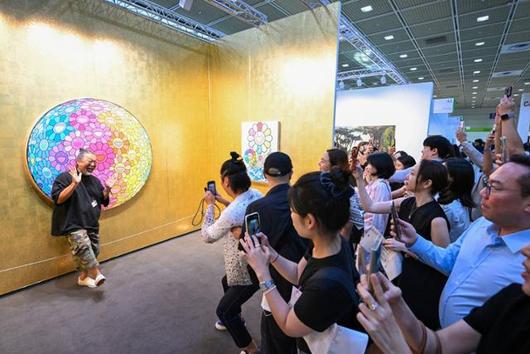 3일 서울 강남구 코엑스에서 열린 프리즈 서울 현장에서 일본의 현대미술 작가 무라카미 다카시가 페로탕 갤러리 부스에 전시된 자신의 작품 앞에서 포즈를 취하고 있다. 최주연 기자