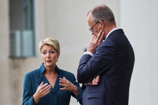 프리드리히 메르츠 독일 총리가 2일 베를린 총리관저에서 카린 켈러주터 스위스 대통령과 이야기를 나누고 있다. 베를린=AP 연합뉴스