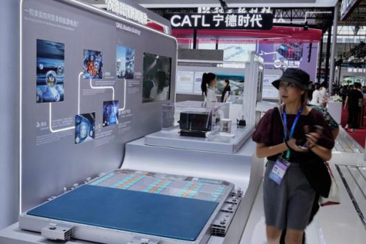 7월 중국 베이징에서 열린 제3회 중국국제공급망엑스포에서 한 관람객이 세계 1위 배터리 제조사 닝더스다이(CATL) 부스 앞을 지나고 있다. 베이징=AP 연합뉴스