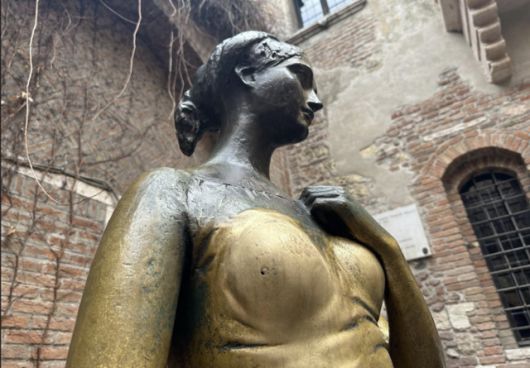 이탈리아 북부 베로나의 '줄리엣' 동상. 처음 세워진 동상도 관광객의 손길로 훼손돼 2014년 현재 동상으로 교체됐는데, 새 동상 역시 다시 구멍이 생겼다. EPA 연합뉴스