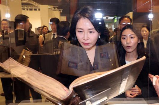 이재명 대통령 부인 김혜경 여사가 3일 서울 강남구 코엑스에서 열린 '프리즈 서울 2025' VIP 프리뷰 데이에서 고미술 전문 갤러리인 레정뤼미뉘르 부스를 찾아 프랑스 중세 문학 작품인 '장미 이야기' 필사본을 관람하고 있다. 뉴시스