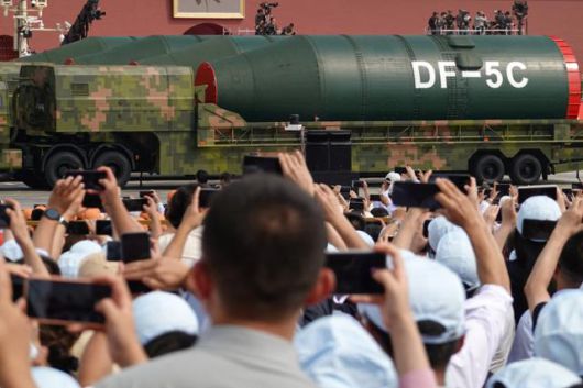 중국 베이징 톈안먼 광장에서 전승절 80주년 기념 열병식이 열린 3일 시민들이 핵탄두 탑재가 가능한 둥펑(DF)-5C 대륙간탄도미사일이 나오자 사진을 찍고 있다. 베이징=로이터 연합뉴스