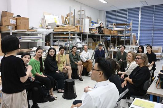해외 미술계 인사들이 3일 예술경영지원센터의 한국 작가 해외 진출 지원 대상으로 선정된 이주요 작가의 작업실을 방문하고 있다. 예술경영지원센터 제공