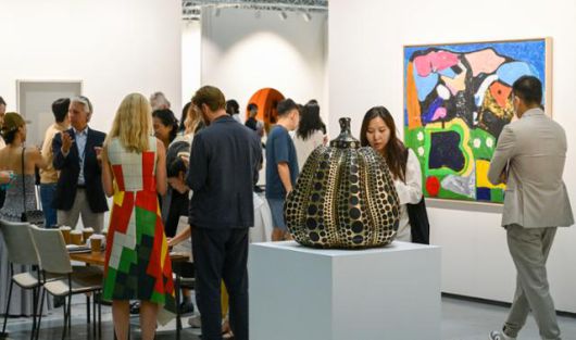 세계 아트페어 '프리즈 서울'이 개막한 3일 서울 강남구 코엑스에서 관람객들이 데이비드 즈워너 갤러리에 전시된 구사마 아요이의 작품을 둘러보고 있다. 최주연 기자