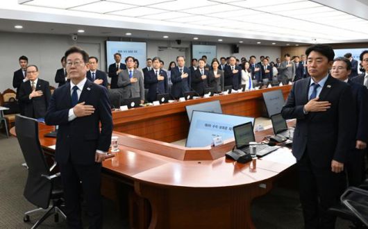이재명 대통령이 4일 서울 용산 대통령실에서 열린 수석보좌관회의에서 국민의례를 하고 있다. 왕태석 선임기자