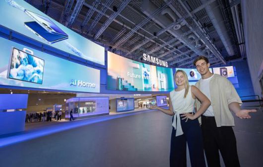 삼성전자는 5일 독일 베를린에서 개막한 유럽 최대 가전 전시회 'IFA 2025'에 참가한다. 삼성전자 전시관 입구에서 삼성전자 모델이 전시 주제인 'AI 홈, 미래 일상을 현실로(AI Home - Future Living, Now)'를 소개하고 있다. 삼성전자 제공