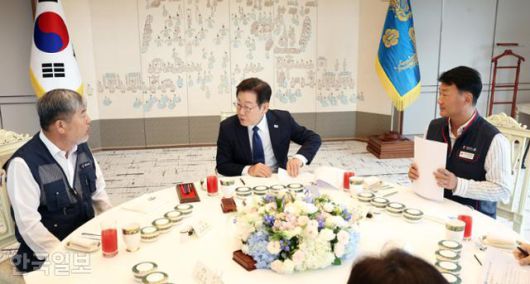 이재명 대통령이 4일 서울 용산 대통령실에서 양대 노총 위원장과의 오찬에 참석해 김동명(왼쪽) 한국노총 위원장, 양경수 민주노총 위원장과 대화를 하고 있다. 왕태석 선임기자