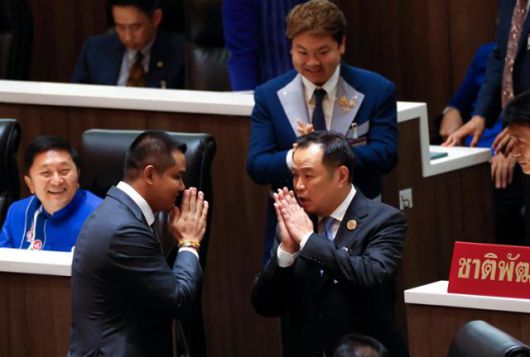 아누틴 찬위라꾼(오른쪽) 태국 품짜이타이당 대표가 5일 총리 표결이 진행되는 방콕 국회의사당에서 차이차나 데타초 인민당 부대표와 인사를 나누고 있다. 그는 이날 과반 이상의 표를 확보해 신임 총리로 선출됐다. 방콕=EPA 연합뉴스