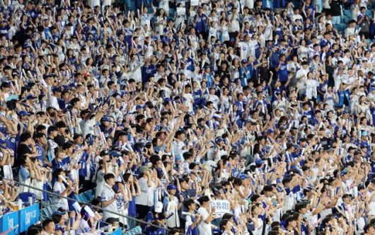 5일 대구 수성구 삼성라이온즈파크에서 열린 2025 신한 SOL 뱅크 KBO리그 키움 히어로즈와 삼성 라이온즈의 경기에서 관중들이 열띤 응원을 하고 있다. 뉴시스