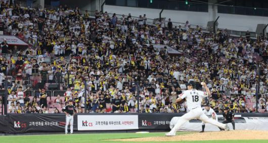 야구 팬들이 4일 경기 수원 KT위즈파크에서 열린 LG-KT전에서 열띤 응원을 하고 있다. 뉴스1