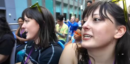 미국인 렉시와 알리가 지난달 24일 미국 뉴욕 타임스퀘어에서 운행된 넷플리스 애니메이션 'K팝 데몬 헌터스' 싱어롱 버스에서 '소다 팝'을 따라 부르고 있다. 렉시(@DinomiteTwins) 제공