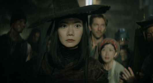 미국 영화 '레벨문' 시리즈 속 배두나의 모습. 저승사자 형색의 검객으로 나온다. 넷플릭스 제공