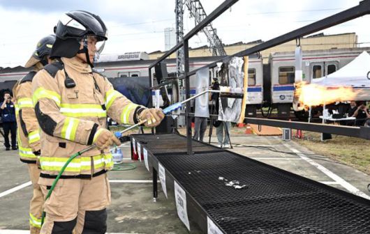 4일 경기 고양시 지축차량기지에서 열린 5호선 열차 방화 관련 화재 안정성 및 비상대응 검증을 위한 전동차 화재 안전 시연회에서 소방대원이 전동차 내장재 6종에 대한 방염 성능 테스트를 하고 있다. 최주연 기자