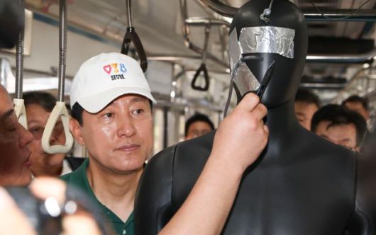 오세훈 서울시장이 4일 경기 고양시 지축차량기지에서 열린 전동차 화재시연에서 현장을 둘러보고 있다. 최주연 기자