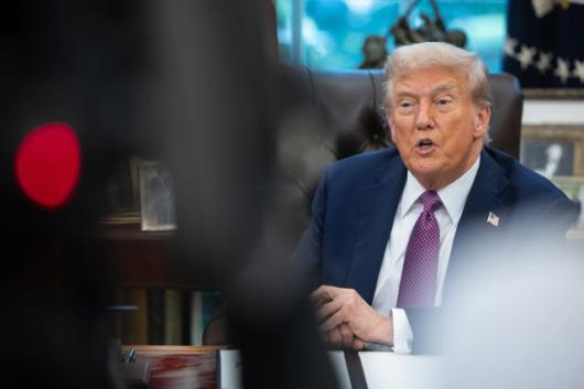 도널드 트럼프 미국 대통령이 5일 워싱턴 백악관 대통령 집무실에서 기자들의 질문에 답하고 있다. 워싱턴=UPI 연합뉴스