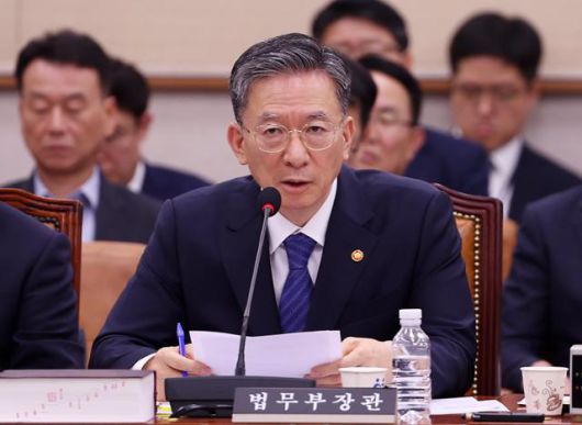 정성호 법무부 장관이 4일 오후 서울 여의도 국회에서 열린 법제사법위원회 전체회의에서 발언하고 있다. 정 장관은 일반 국민에게 피해를 주지 않는 개혁을 해야 한다고 강조했다. 뉴시스