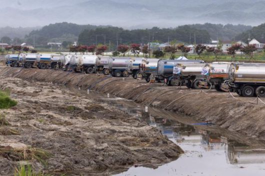4일 강원 강릉시 사천면의 한 취수장에서 펌프 트럭들이 물을 싣고 있다. 강릉=뉴시스