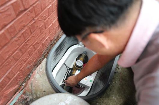 극심한 가뭄이 이어지고 있는 강원 강릉시의 한 중증장애인 거주 시설에서 4일 오후 사회복지사가 수도 계량기를 잠그고 있다. 강릉=연합뉴스