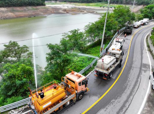 최악의 가뭄 사태가 이어지는 강원 강릉시의 주요 상수원인 오봉저수지 옆 도로에서 5일 살수차들이 저수율을 높이기 위해 물을 뿌리고 있다. 강릉=연합뉴스