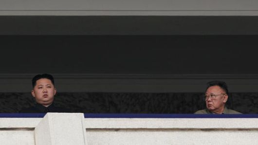 2010년 10월 10일 조선노동당 창당 65주년을 맞아 북한 평양에서 열린 대규모 열병식에 김정일(오른쪽) 당시 국방위원장과 김정은 당 중앙군사위원회 부위원장이 참석해 있다. 연합뉴스