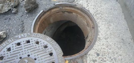 도로보수원 B씨가 포트홀(도로 파임) 보수 작업 전에 싱크홀(땅 꺼짐) 가능성을 파악하기 위해 인근 하수관 맨홀 뚜껑을 열어둔 모습. B씨 제공