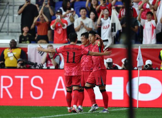 손흥민이 미국과의 친선경기에서 전반 선제골을 넣고 동료들과 기뻐하고 있다. 해리슨=연합뉴스