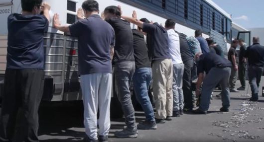 미국 이민세관단속국 ICE(U.S. Immigration and Customs Enforcement)가 조지아주 내 현대자동차그룹과 LG에너지솔루션 합작 배터리 공장 건설 현장의 한국인 직원 300여 명을 기습 단속·구금하는 영상을 공개했다. ICE 홈페이지 캡처