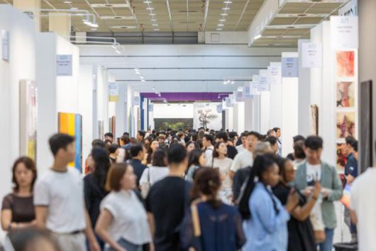 관람객들이 3일부터 7일까지 서울 코엑스에서 열린 '키아프 서울 2025' 전시장을 오가고 있다. 키아프 서울 제공