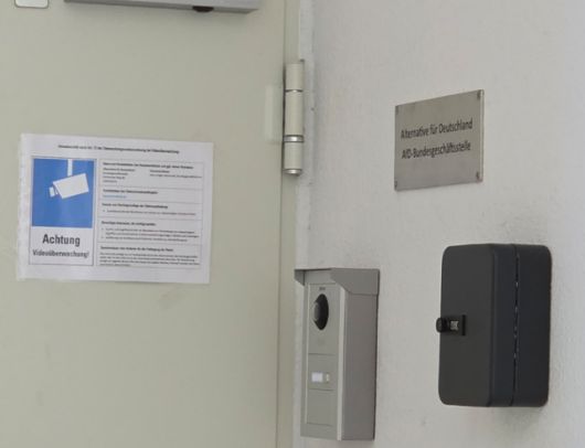 지난달 26일 독일 베를린 외곽에 위치한 극우 성향 AfD 당사. 출입구는 굳게 잠겨 있고 오른쪽에 AfD 풀네임이 명시돼 있다. 베를린=정승임 특파원