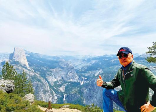안정훈씨가 로드 트립 중 방문한 요세미티 국립공원에서 기념 촬영을 하고 있다. 에이블북 제공