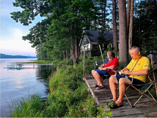 안정훈씨는 이번 로드 트립 때 아프리카 여행 당시 만났던 미국 친구 마테오의 초대로 메인주 브런즈윅을 방문했다. 한국 여행자들이 많이 안 가는 시골 마을이지만 친구 덕에 손에 꼽을 만큼 좋았던 순간으로 기억된다. 마테오와 안씨가 호숫가에 나란히 앉아 있다. 에이블북 제공