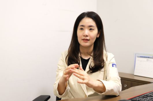 5일 서울 은평구 은평성모병원에서 김정은 피부과 교수가 원형탈모 증상에 대해 설명하고 있다. 은평성모병원 제공