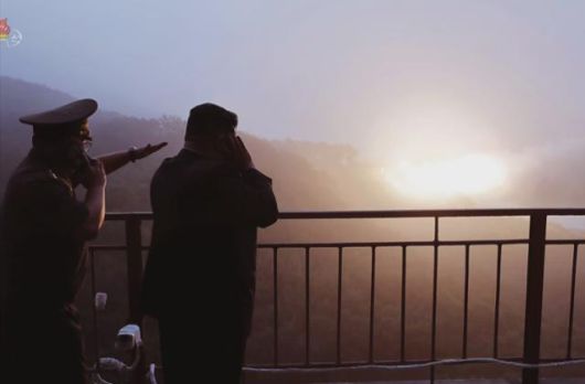 북한 조선중앙TV는 8일 김정은 국무위원장이 대출력고체엔진 지상분출시험을 참관했다고 9일 보도했다. 평양=조선중앙TV 뉴시스