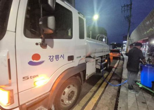 8일 강원 강릉시 내곡동 한 아파트 입구에서 급수차가 주민에게 생활용수를 공급하고 있다. 강릉=연합뉴스