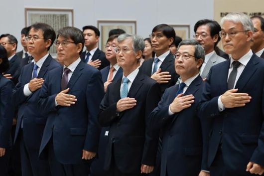 조희대 대법원장(가운데)이 12일 서울 서초구 대법원에서 열린 '2025 대한민국 법원의 날 기념식'에서 국기에 경례하고 있다. 연합뉴스