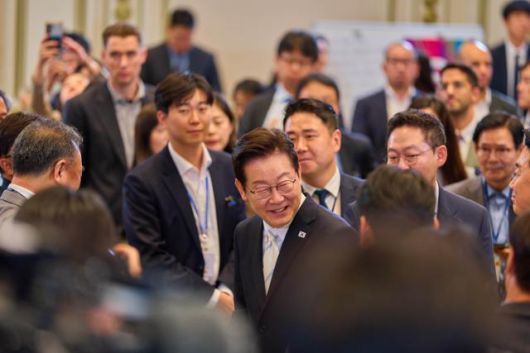 이재명 대통령이 취임 100일째가 되는 11일 오전 서울 청와대 영빈관에서 열린 ‘회복을 위한 100일, 미래를 위한 성장' 기자회견에서 참석자들과 인사를 나누고 있다. 대통령실 제공