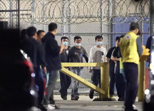 이민단속으로 체포됐던 현대차-LG엔솔 배터리공장 건설 현장 직원들이 애틀랜타 공항으로 향하기 위해 11일(현지시간) 미국 조지아주 포크스턴의 이민세관단속국(ICE) 구금시설을 나서고 있다. 포크스턴(미국 조지아주)=연합뉴스