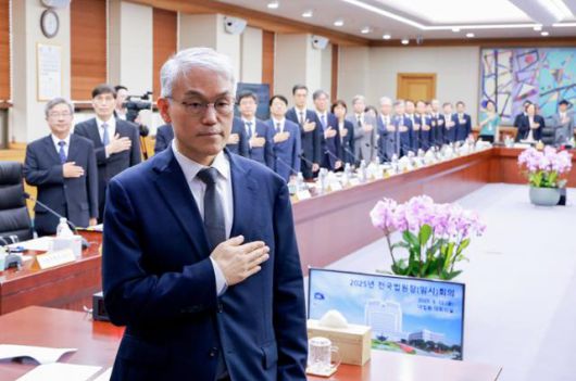 천대엽 법원행정처장과 각급 법원장들이 12일 서울 서초구 대법원에서 열린 전국법원장회의 임시회의에서 국기에 경례하고 있다. 연합뉴스