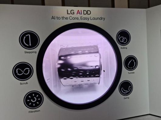 6일 독일 베를린 '국제가전박람회(IFA) 2025' LG전자 전시장에 인공지능(AI) 핵심기술 중 하나인 자사 세탁기 DD모터 원리를 소개하고 있다. AI가 옷감 재질과 무게를 분석해 알맞은 세탁법을 제시하면 회전 속도와 세기를 세밀하게 조정해 그대로 세탁한다. 베를린=박민식 기자